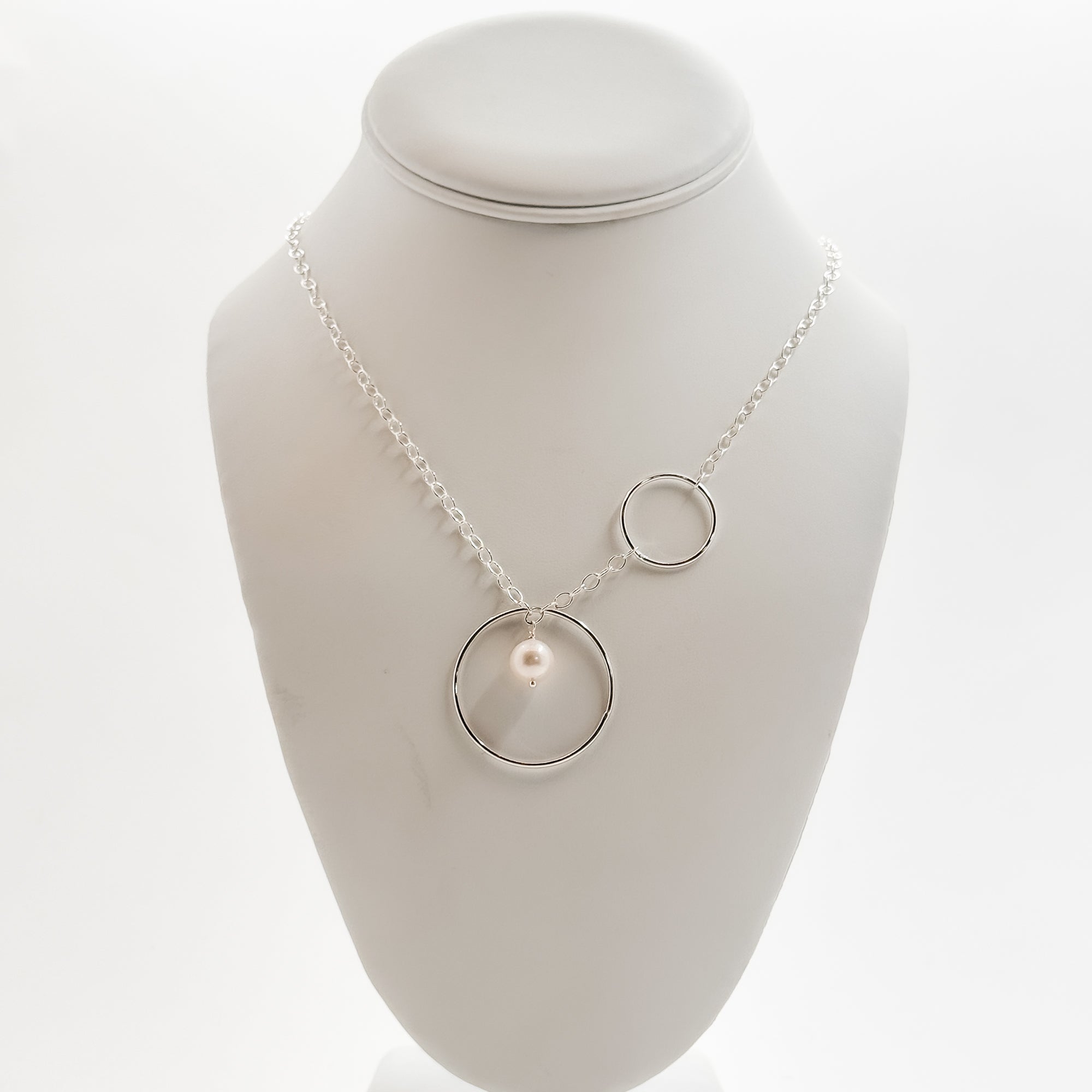 Short circle lariat necklace with white pearl