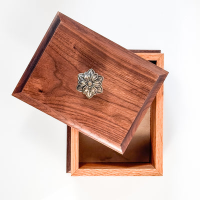 Decoration box with metal flower handle